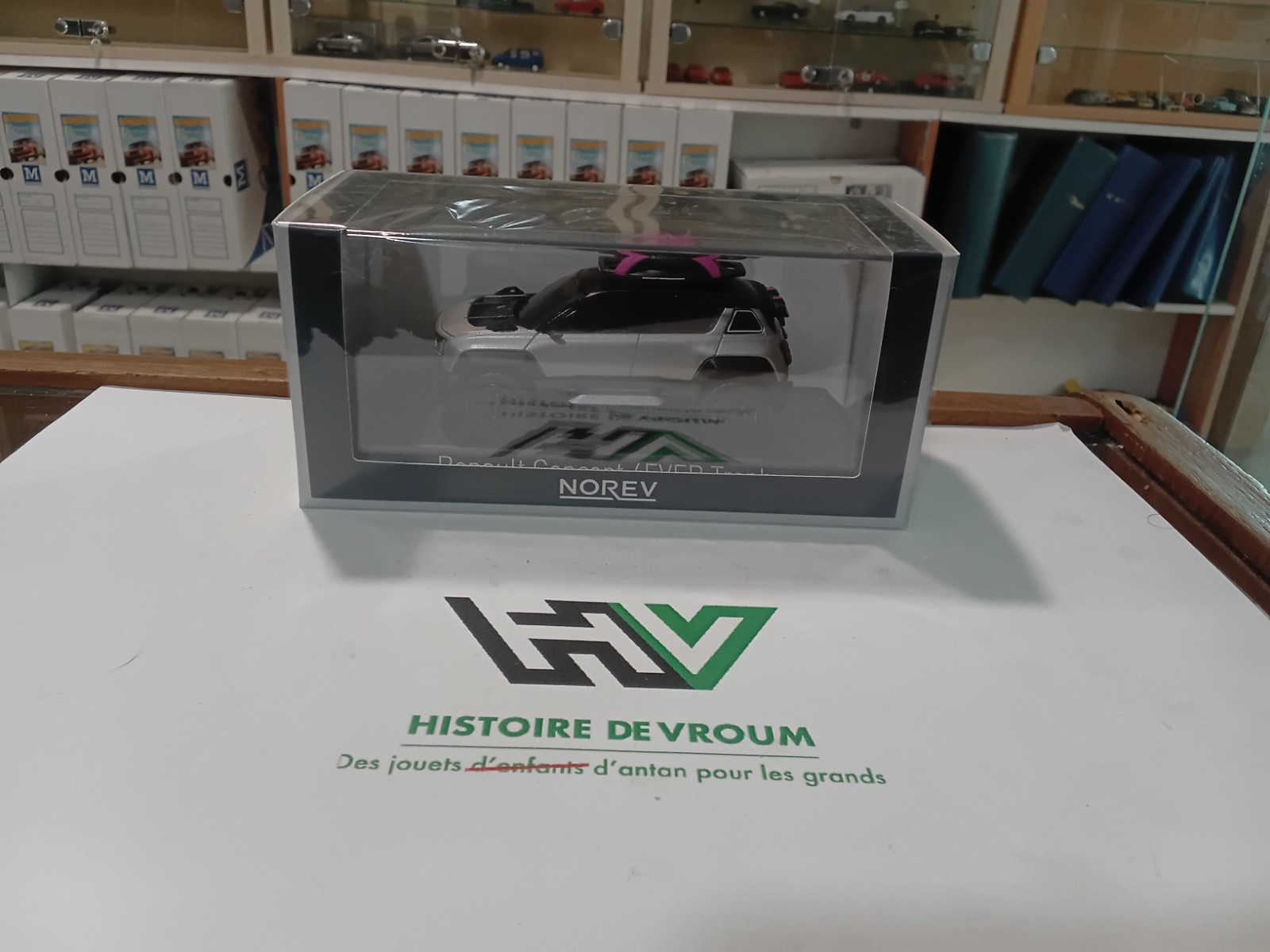 Voiture Renault 4EVER Trophy 1/43 : réplique de collection haute précision du concept électrique