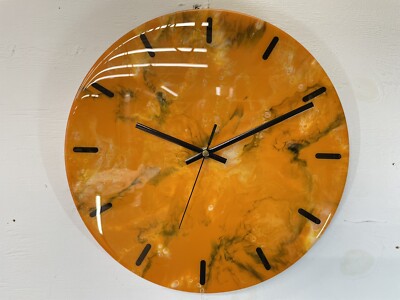 Wanduhr 33 cm gebrannt orange schwarz und elfenbein abstrakt modern Harz
