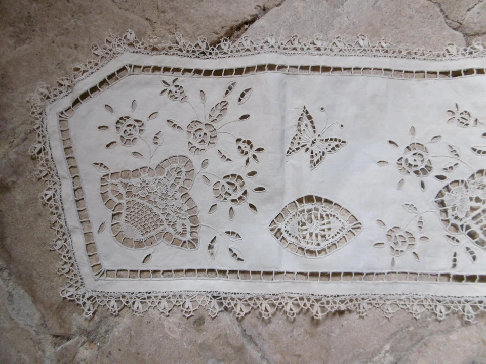 Grand napperon lin écru brodé garni de dentelle fin XIXéme - Photo 4/4