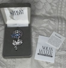 Prendedor de jardín paloma Nolan Miller acabado plateado flor púrpura y azul de colección nuevo en caja