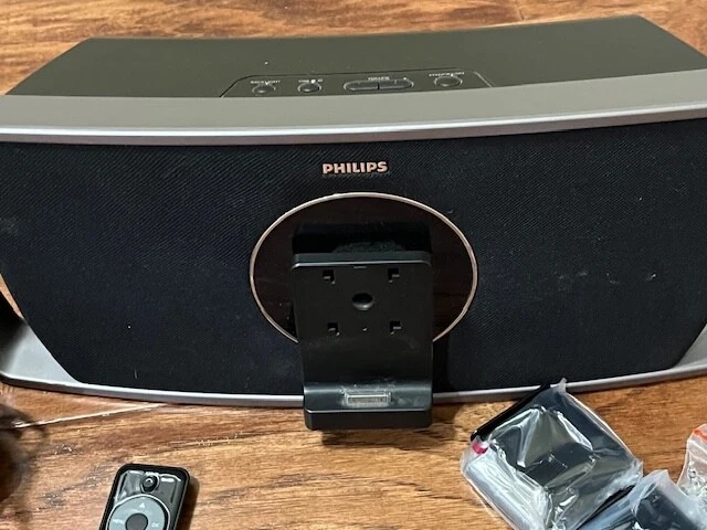 Base de altavoz portátil motorizada Philips con control remoto y Bluetooth SBD8100/37 Foto 2 de 4