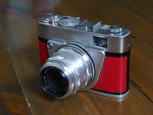 Altix with 1:2,8 f=50 mm Tessar red leather, collectible