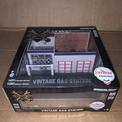 Greenlight Mechanic s Corner Chevron Gasolines Vintage Gas Station Diorama New