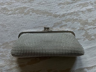 Neu, Clutch in Silber von Douglas mit Knopfverschluss und Kette zum abnehmen