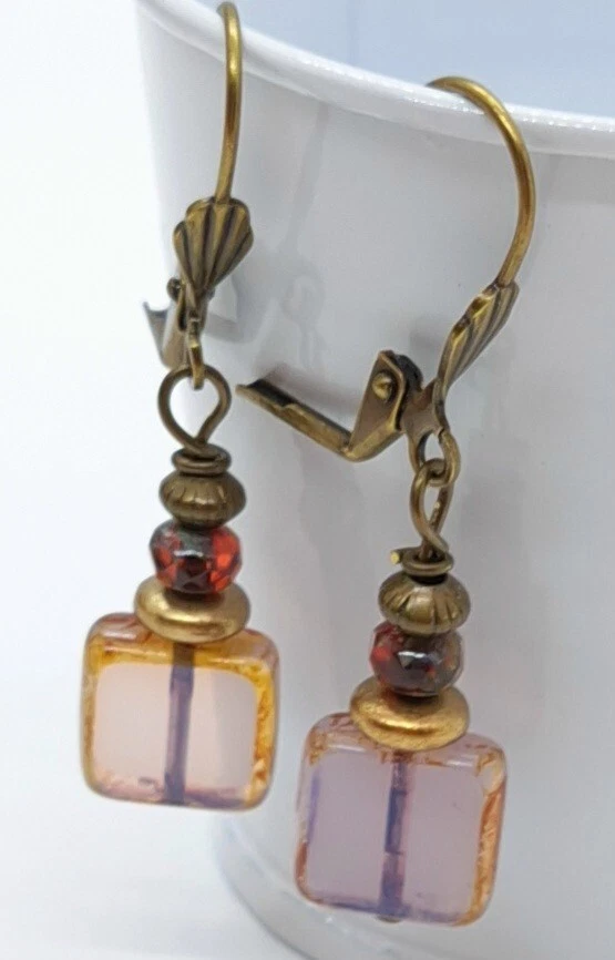 Pendientes colgantes bohemios checos de vidrio Picasso, ópalo lavanda lechoso, 1,25" Foto 4 de 4