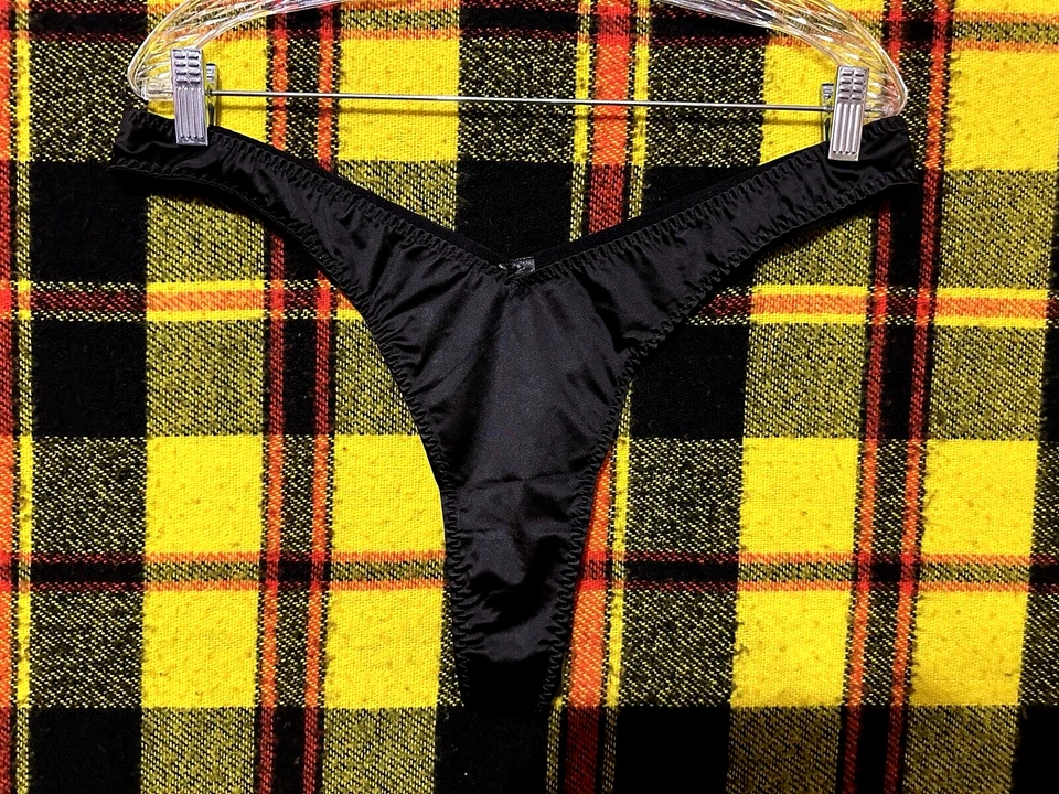 Tanga Bragas Frederick's of Hollywood Talla XXL Brillante Suave Negro Rojo Lote de 4 Foto 2 de 4