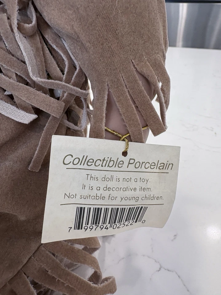 Muñeca de porcelana coleccionable con un nativo americano con traje tradicional de piel de ciervo Foto 2 de 4