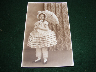 POSTKARTE KLEINES MÄDCHEN IN PARTY GEHROCK SONNENSCHIRM SOZIALGESCHICHTE MODE ROCHDALE RP