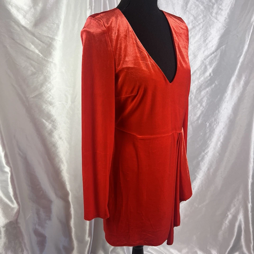 Vestido ceñido al cuerpo Bar III de terciopelo rojo con cuello en V - romántico y favorecedor, talla mediana Foto 3 de 4