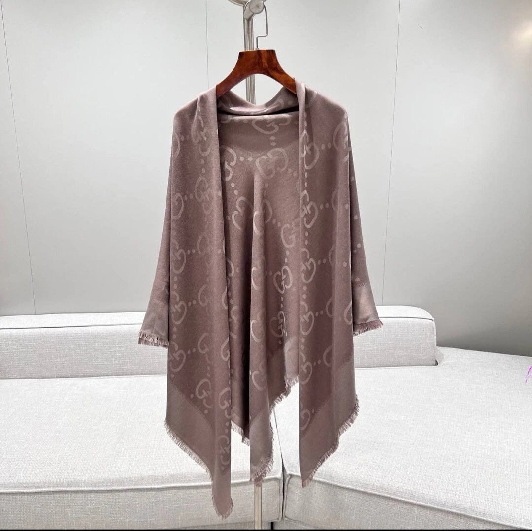 Luxueuse écharpe jacquard Gucci GG pour femme 140*140 avec design sophistiqué