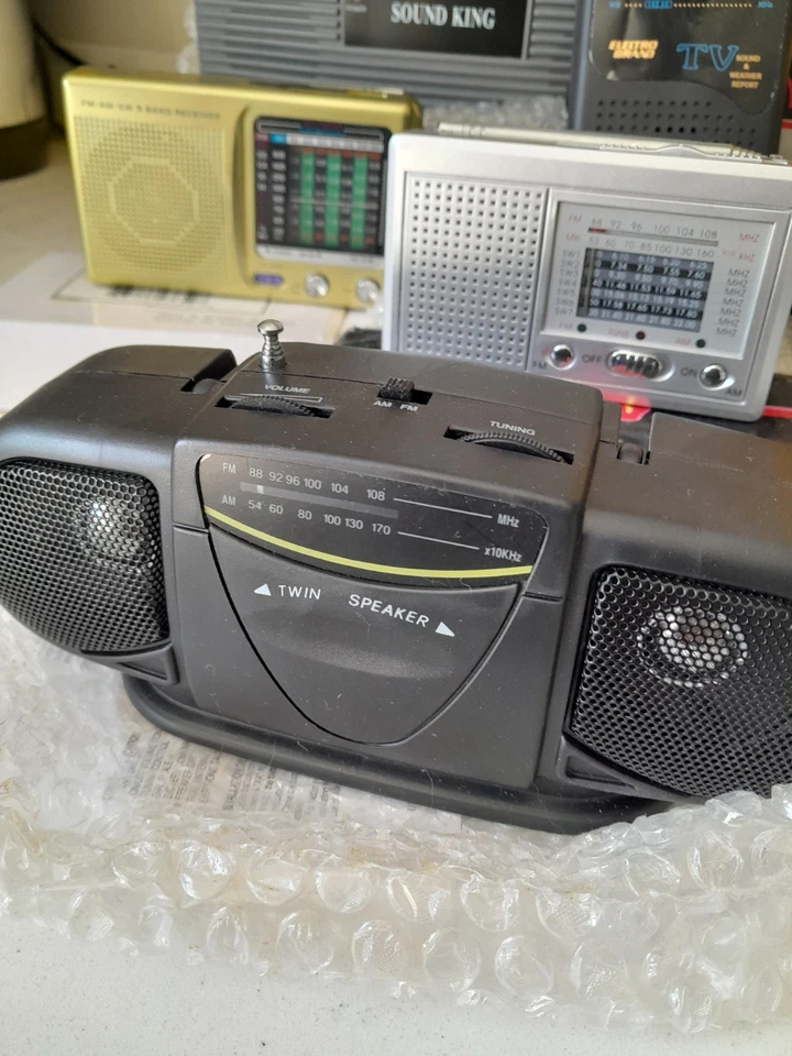 Large 10 Pc NEW IN BOX Multi Band Radios FM SW MW Siren Flashlight Alarm Radios - Image 2 of 4