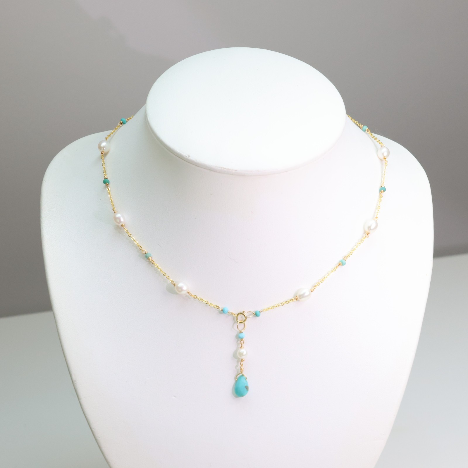 Collier en turquoises d'Arizona et perles de culture, le cadeau d'anniversaire idéal