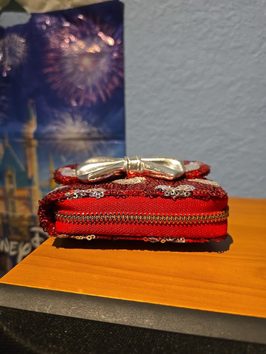 Cartera Disney Loungefly Minnie Mouse San Valentín Lentejuelas 2025 - Imagen 5 de 5