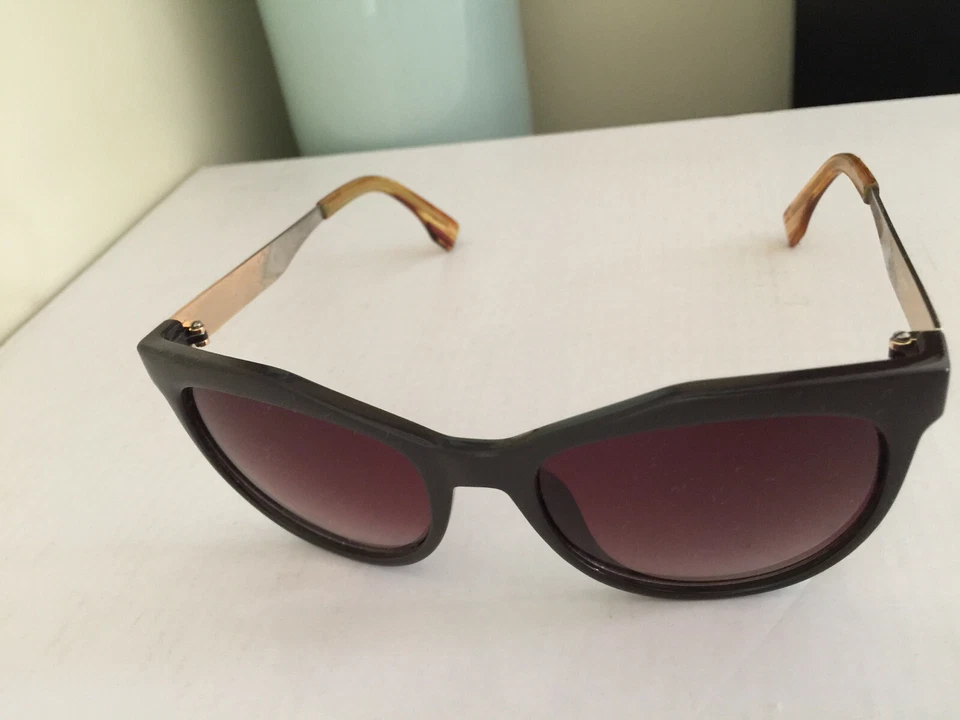 Gafas de sol Versace Capri V1969 ITALIA para mujer marco negro lentes degradadas de vino raras Foto 3 de 4