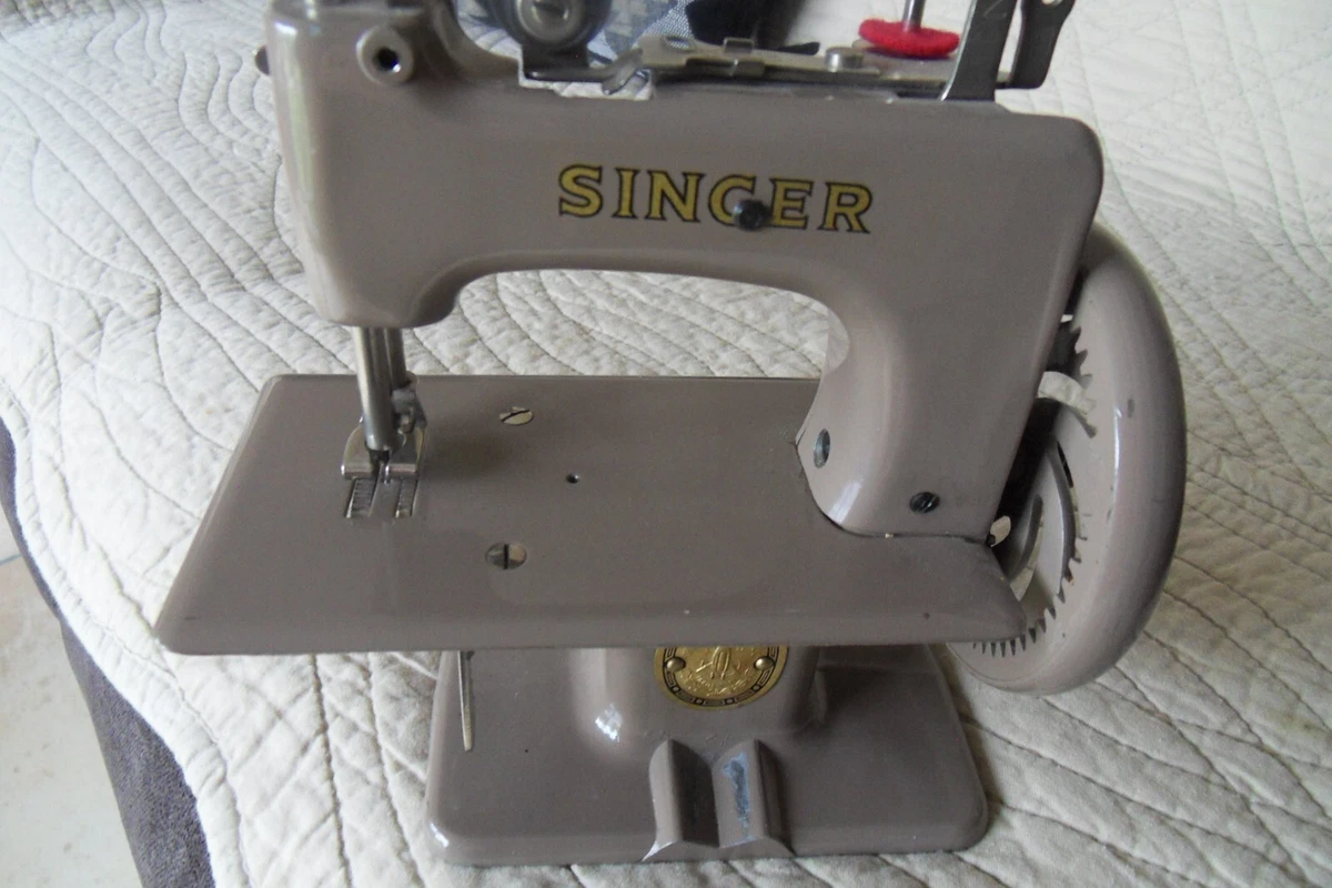 ANCIENNE PETITE MACHINE à coudre singer enfant poupée vintage