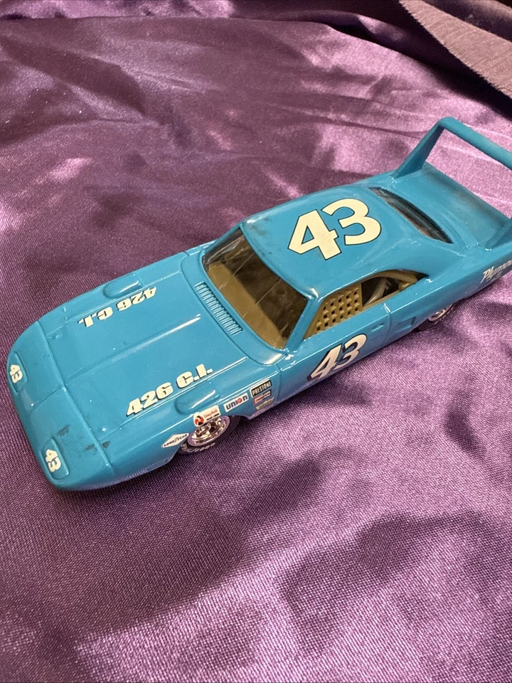 1:43 Scale NASCAR RICHARD PETTY 1970 70 PLYMOUTH SUPERBIRD RACING CHAMPION - Image 2 of 4