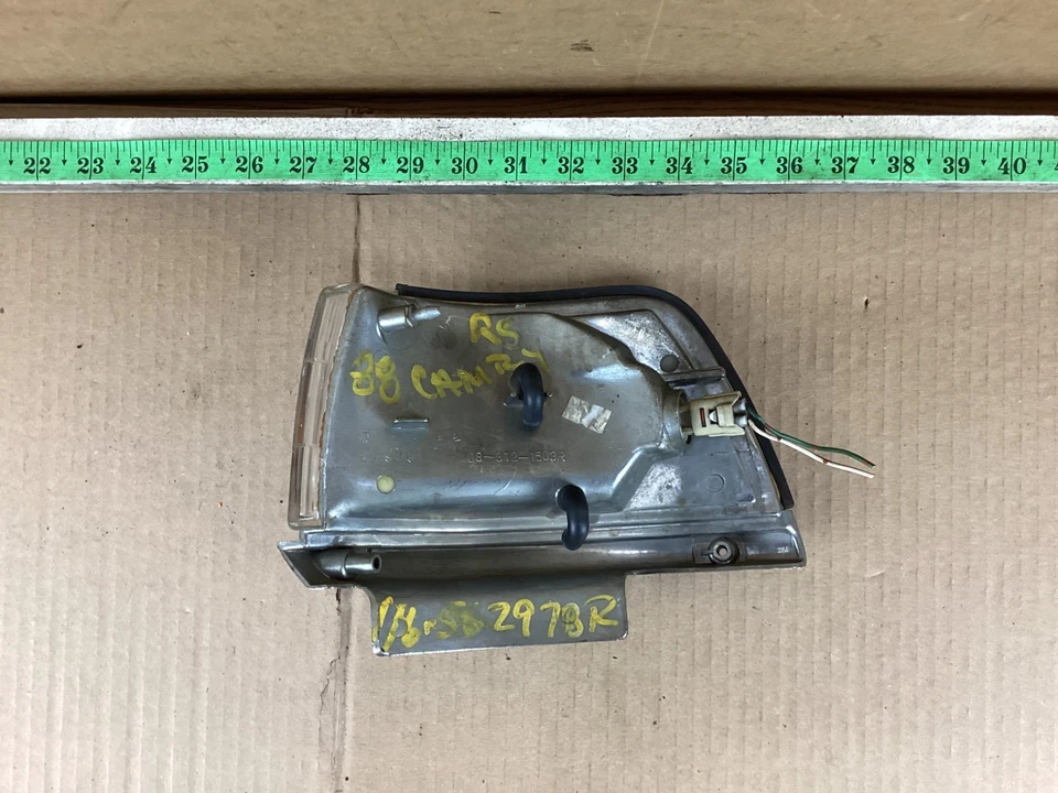 Luz intermitente esquina lado pasajero delantero derecho Toyota Camry 1987-1991 OEM Foto 4 de 4
