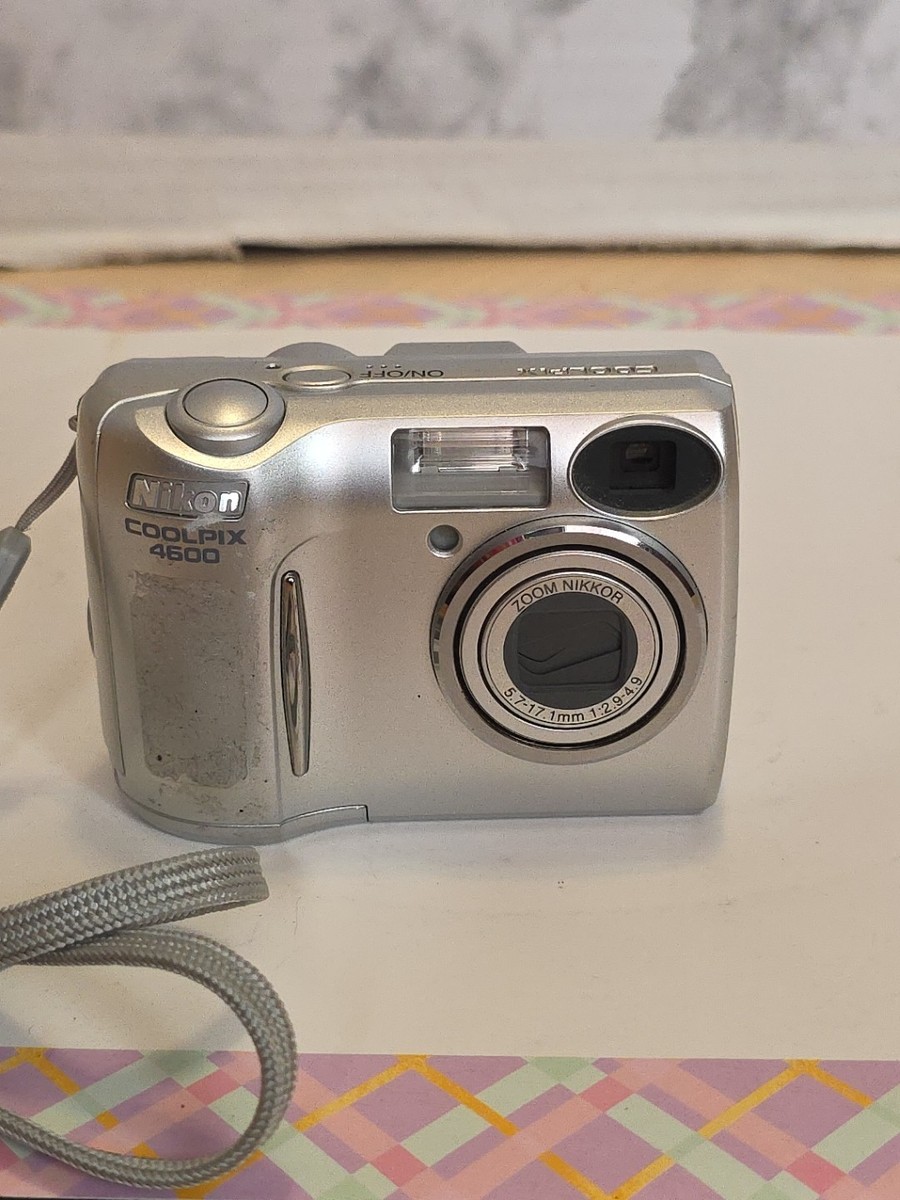 NIKON COOLPIX E4600 4.0 Megapixels 3x Zoom Y2K Retro Low Res