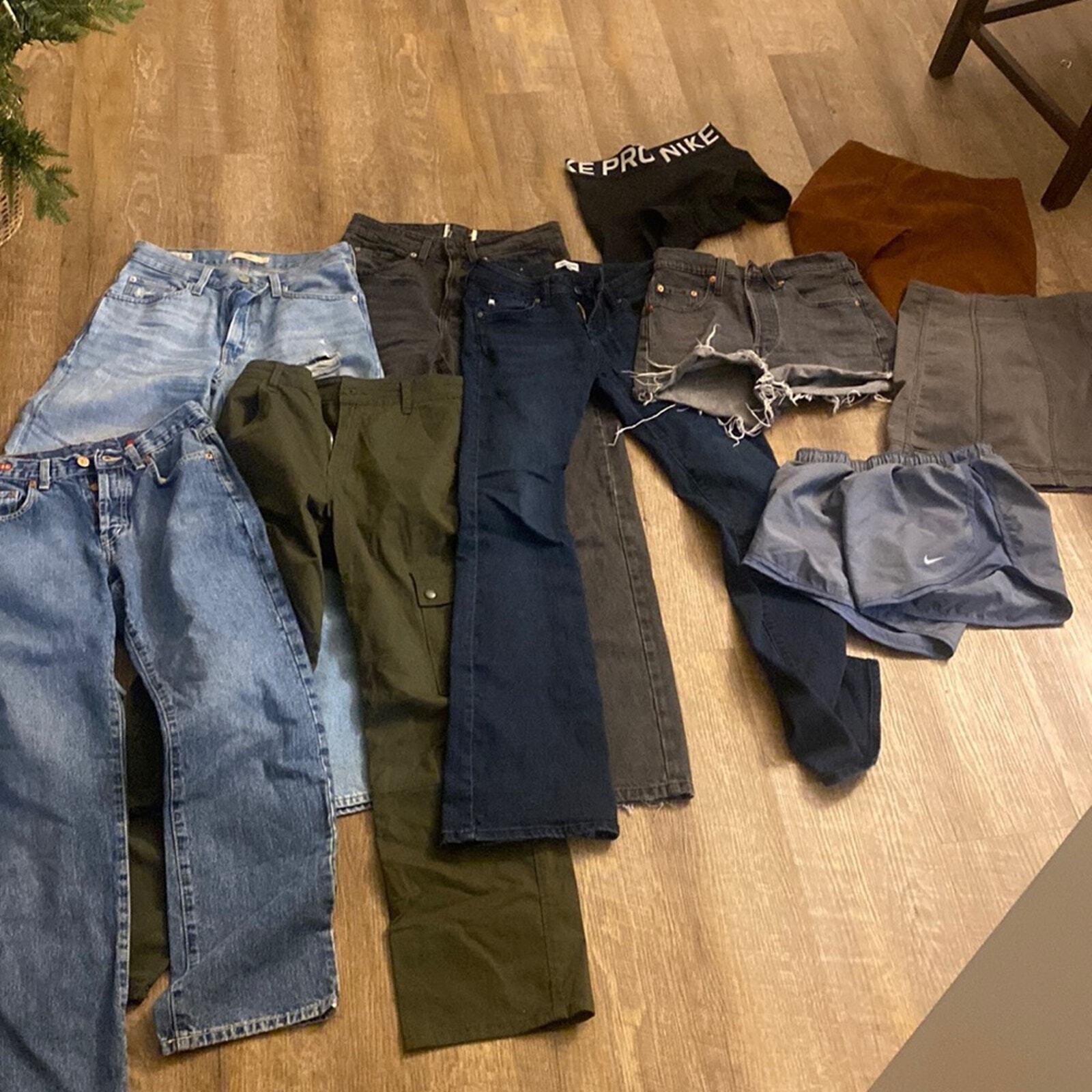 Levi’s, BDG, Nike & Free People Lot (Size Small, 23,24,25) Bundle of TEN items