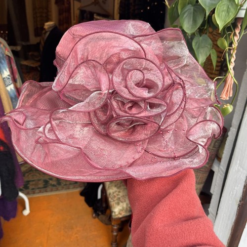 Toller OTT Blumen Rüschen Hut Schimmer Stoff Hochzeit Rennen Krempe Rosa - Bild 4 von 6