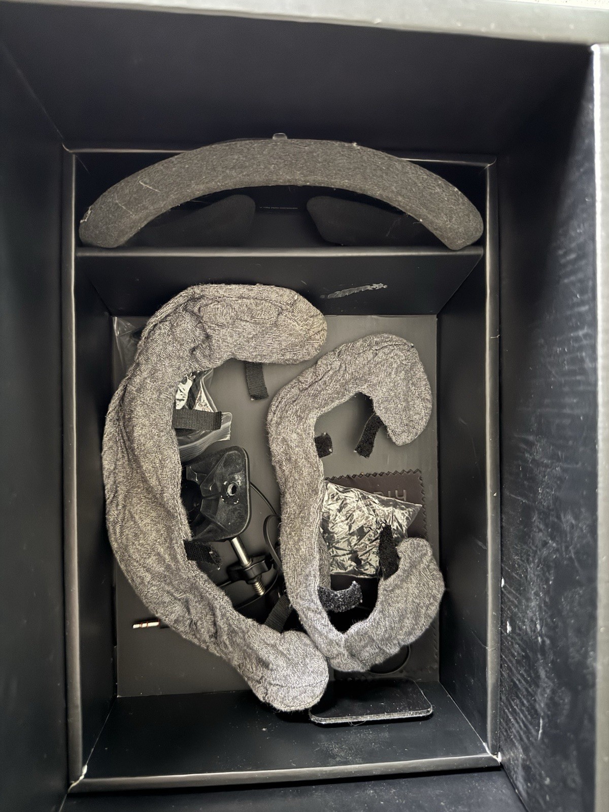 HTC Vive VR Headset Complete Kit System PC Virtual Reality 99HAHZ044-OO With Box