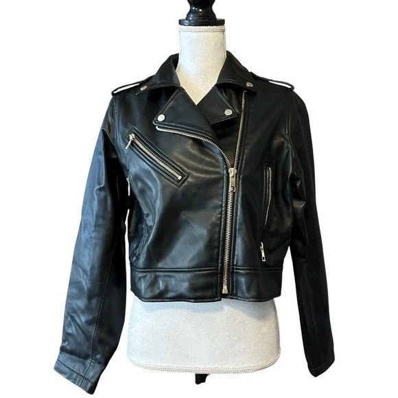 Chaqueta de motociclista de cuero sintético Zara recortada negra talla grande bolsillos informales Foto 2 de 4