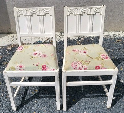 Paar Vintage Ercol alte Kolonial Esszimmerstühle Küchenstühle lackiert 