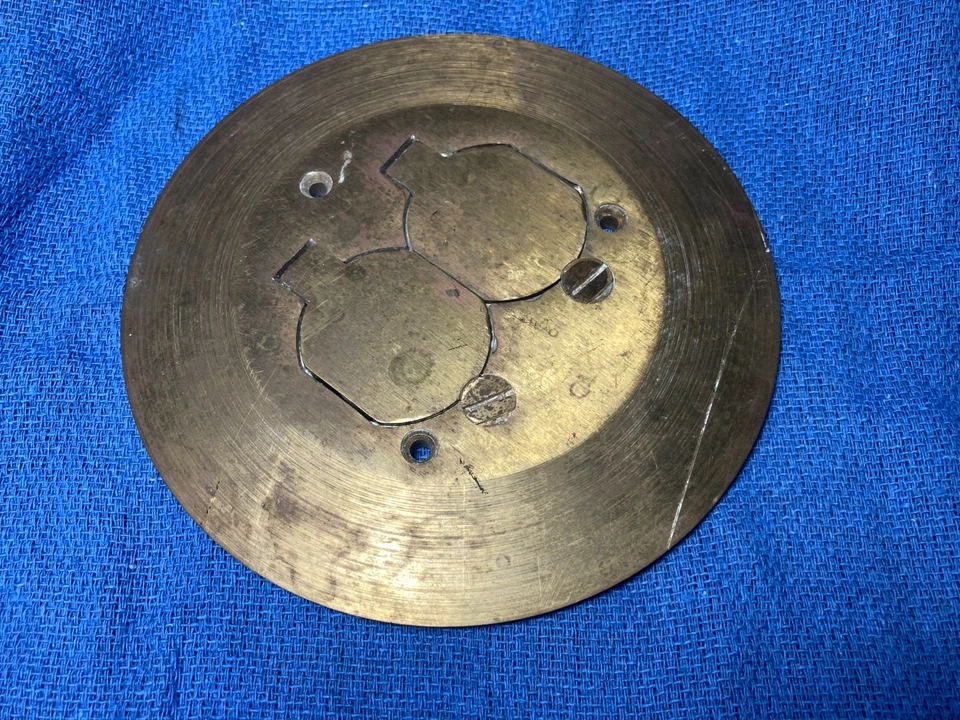 JUST 1 Hubbell 黄铜地板盒 保护套 6 1/4" 适用于双面插座插座 D-54963 — 第 2/4 张图片