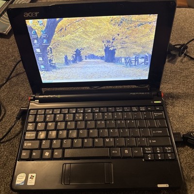 Acer Aspire One ZG5 Netbook 9  Intel Atom 1.6GHz 1GB Windows XP w/ Charger