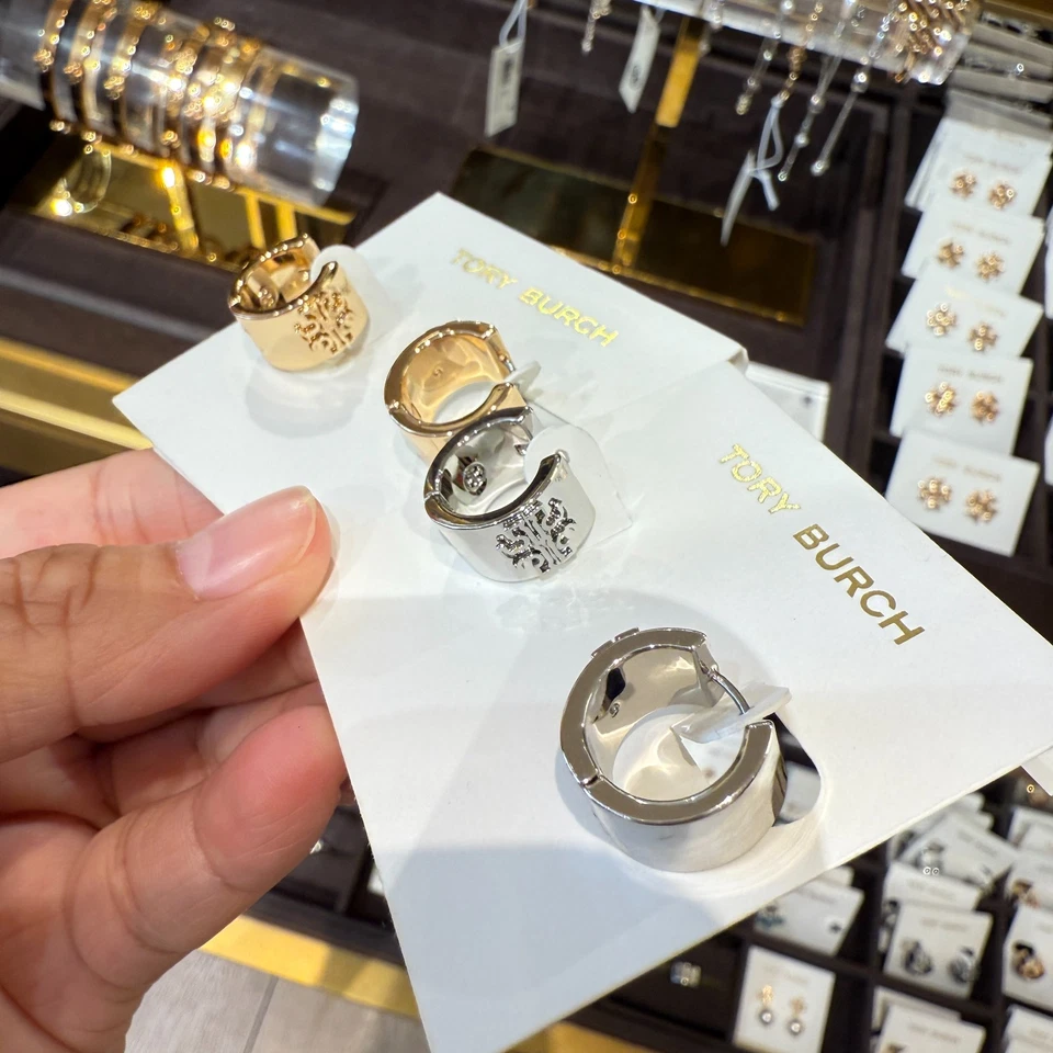 Pendiente Tory Burch Britten Huggie 134832 Auténtico $130 Foto 2 de 4