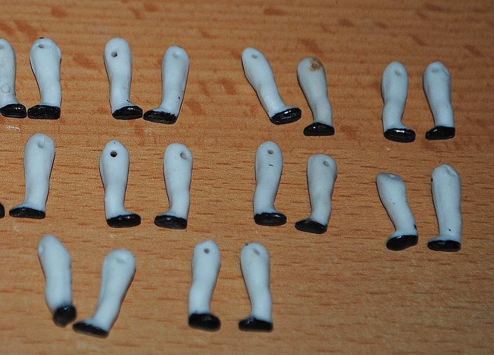 15 Paar seltene alte Puppenbeine Bisquitporzellan, 1,5cm, doll legs - Bild 3 von 3