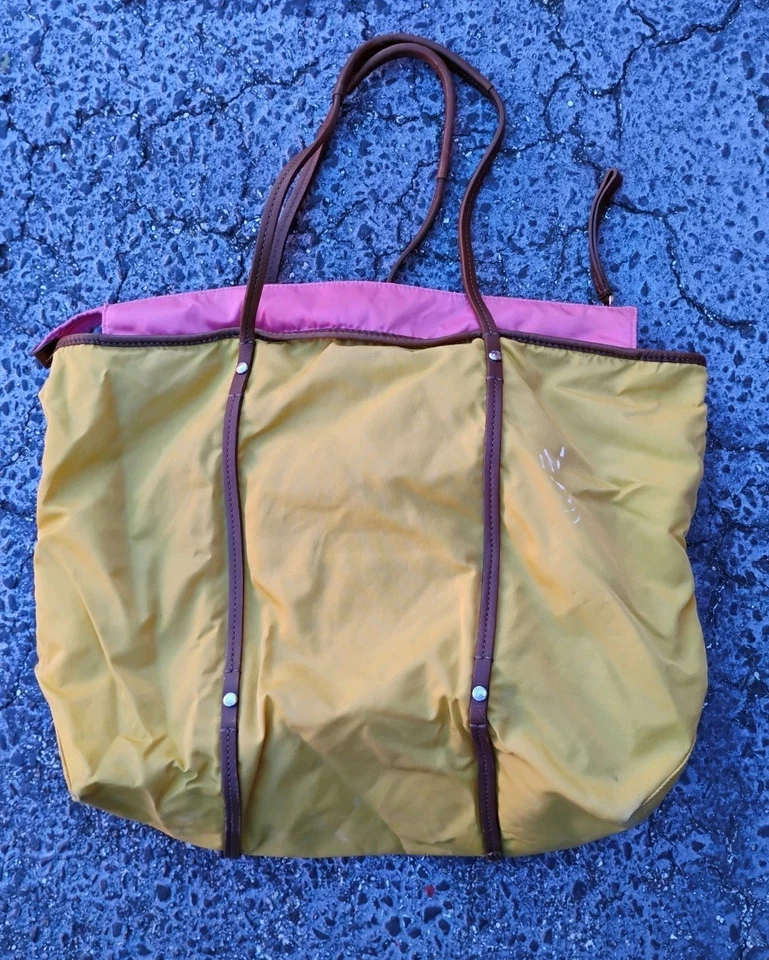 Bolso grande de nailon Tumi con adornos de cuero 12x18,25x6,25 cremallera superior asas dobles Foto 3 de 4