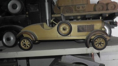 wood model old 1930s car 12 inches