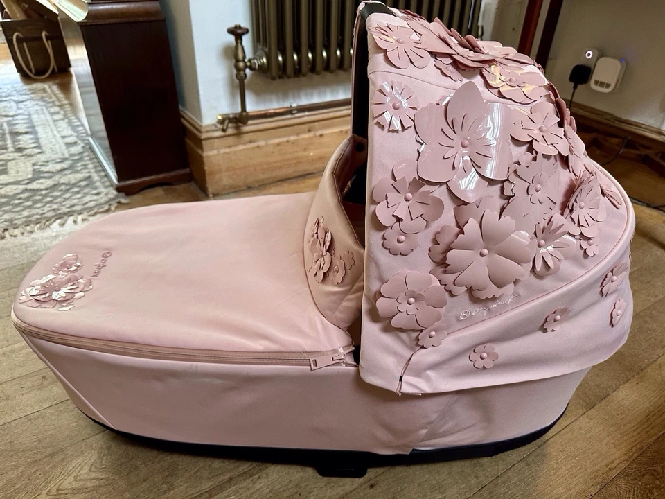 Cybex Priam Lux Carrycot Bassinet Simply Flowers Pale Blush / Pink + Rain Cover - Image 3 of 4