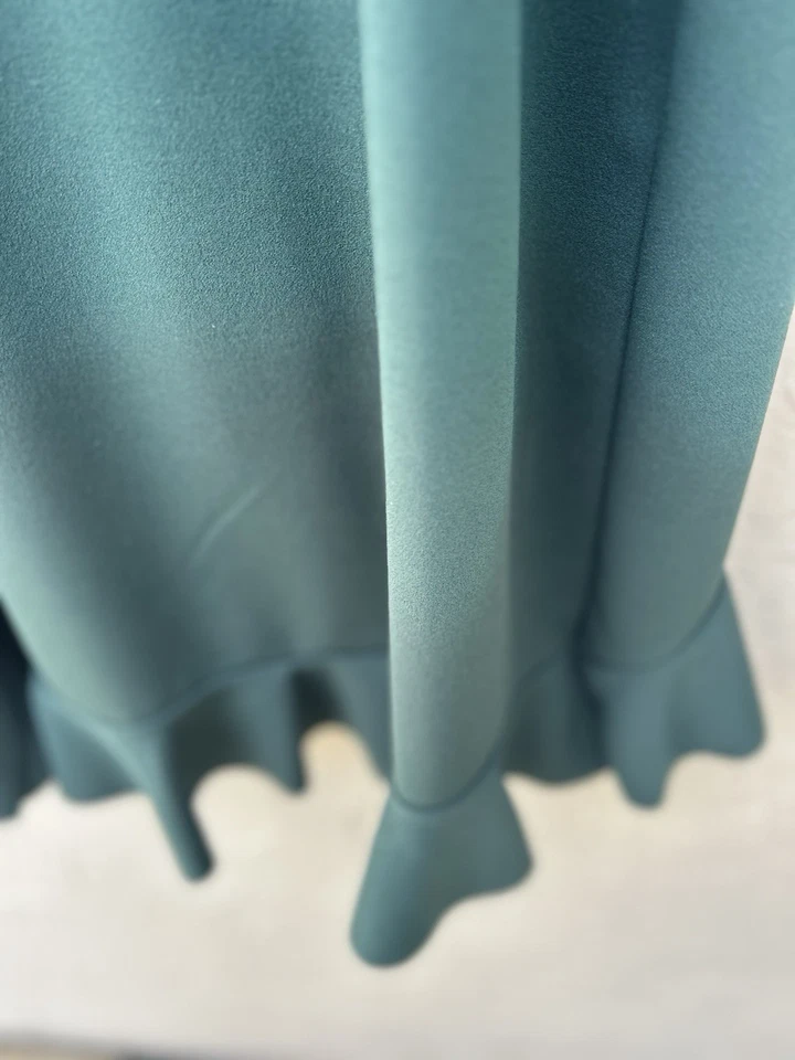 Vestido verde oscuro marca Quiz con volantes dobladillo alto-bajo tirantes espagueti talla 10 Foto 4 de 4