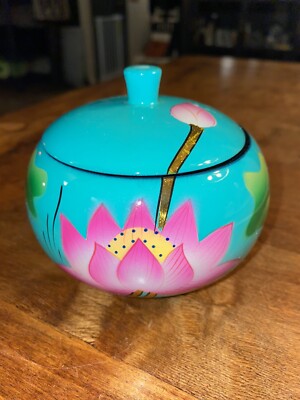 round lacquer container with flowers 