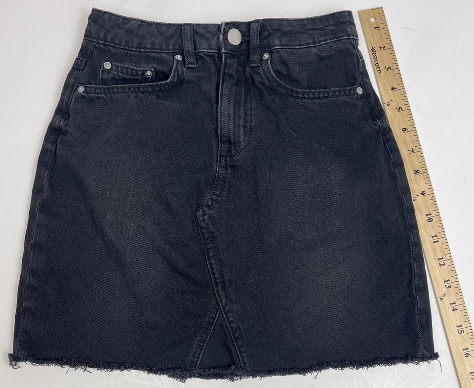 DIVIDIDO by H&M Mujer TALLA 0 Negro Denim Dobladillo Crudo Mini Lápiz FALDA VAQUERA USADA EN EXCELENTE CONDICIÓN Foto 4 de 4