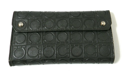 SALVATORE FERRAGAMO Geldbörse schwarz Leder Signatur Allover Gancini Muster