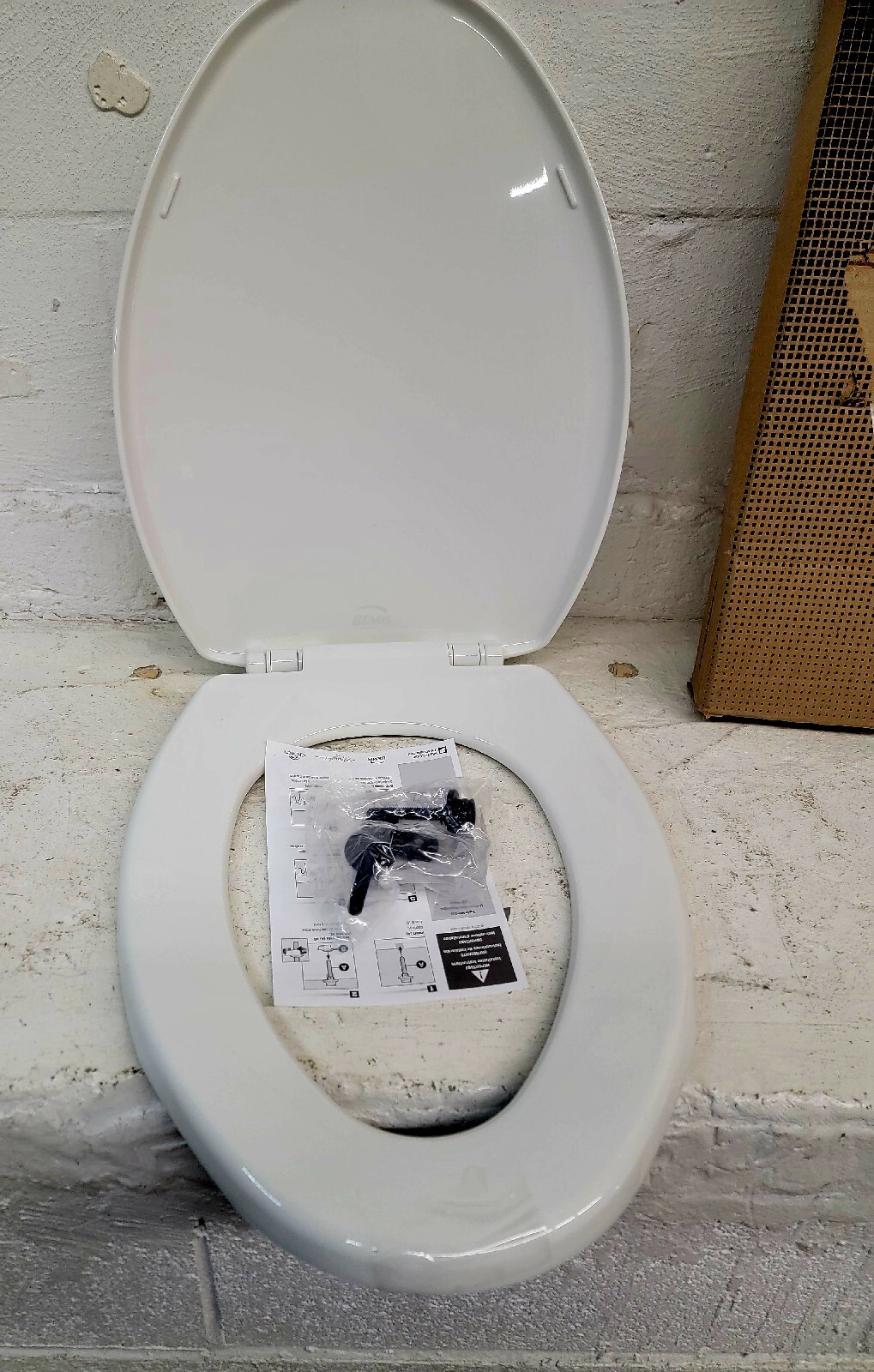 BEMIS 7300SLEC 000 Toilet Seat will Slow Close and Removes Easy for