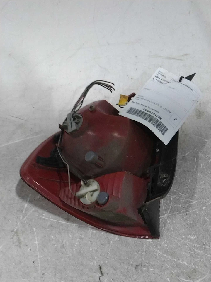 Used Left Tail Light Assembly fits: 2004 Hyundai Accent quarter panel mounted Sd - Image 2 of 4
