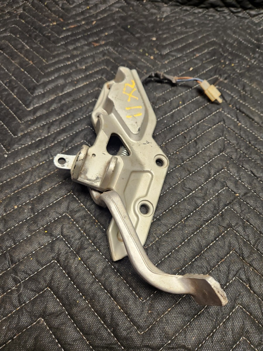 93-98 Kawasaki ZX11 Right Front Peg & Brake Pedal Bracket Mount