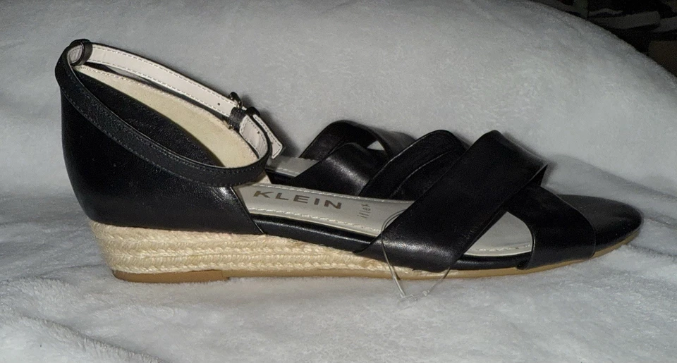 Sandalias Anne Klein para dama * Cuero negro * Cuña baja * Correa para el tobillo * Talla 8 Foto 4 de 4