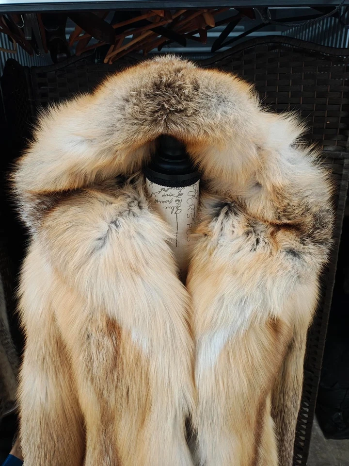 CHAQUETA ABRIGO PARKA PIEL DE ZORRO ISLA DORADA NUEVO SIN ETIQUETAS, CAPUCHA PROFUNDA. PIELES GRUESAS SUAVES. TALLA MEDIANA. Foto 2 de 4