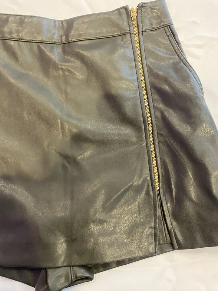 Pantalón corto Zara verde oliva, talla S, Foto 2 de 4