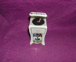 CARLTON Crested China Grammophon Cabinate. OBAN Wappen. (m)