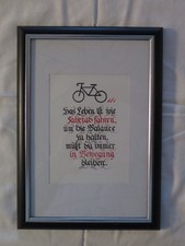Kalligrafie - Spruchbild im Bilderrahmen schwarz-silber, Bewegung Fahrradfahren