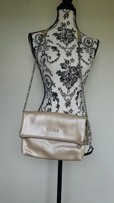 Bolso Bandolera GUESS Champagne y Oro Logo Metálico Cierre de Cremallera Cartera Plegable - Imagen 1 de 4