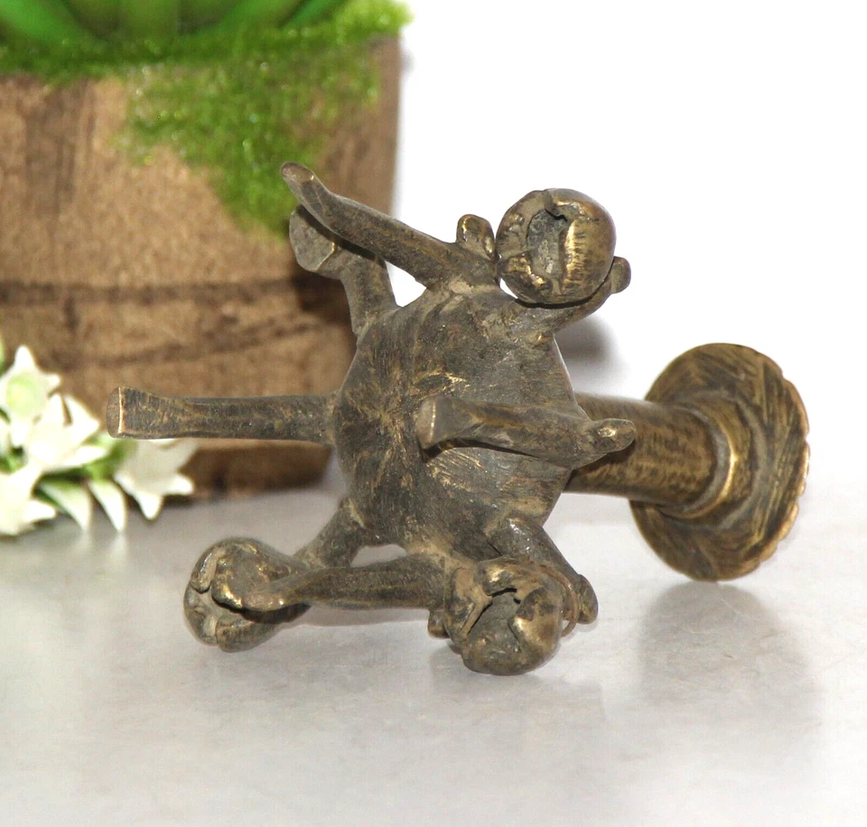 1800 年代旧黄铜独特形状莫卧儿时代女王黑色眼粉瓶/Surmadani — 第 3/4 张图片