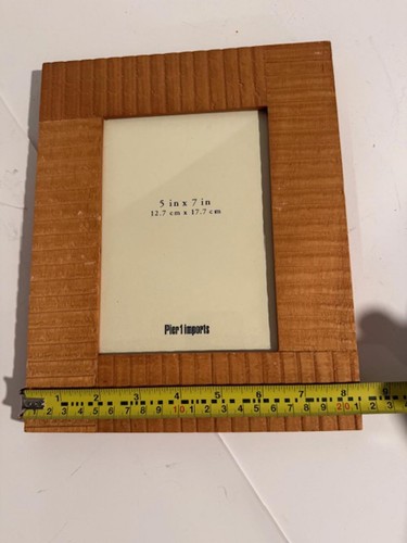 PIER 1 IMPORTS 5X7 NATURAL WOODEN DESIGN EASEL AND WALL STYLE PICTURE FRAME - Picture 4 of 6