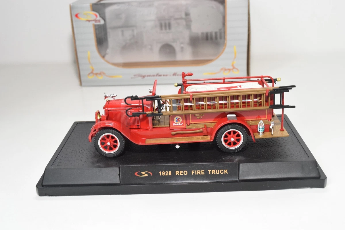 A56 1:32 SIGNATURE MODELS REO FIRE TRUCK 1928 BROOKS ENGINE LADDER TENDER MIB